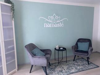 Behandlungszimmer vor türkisfarbender Wand